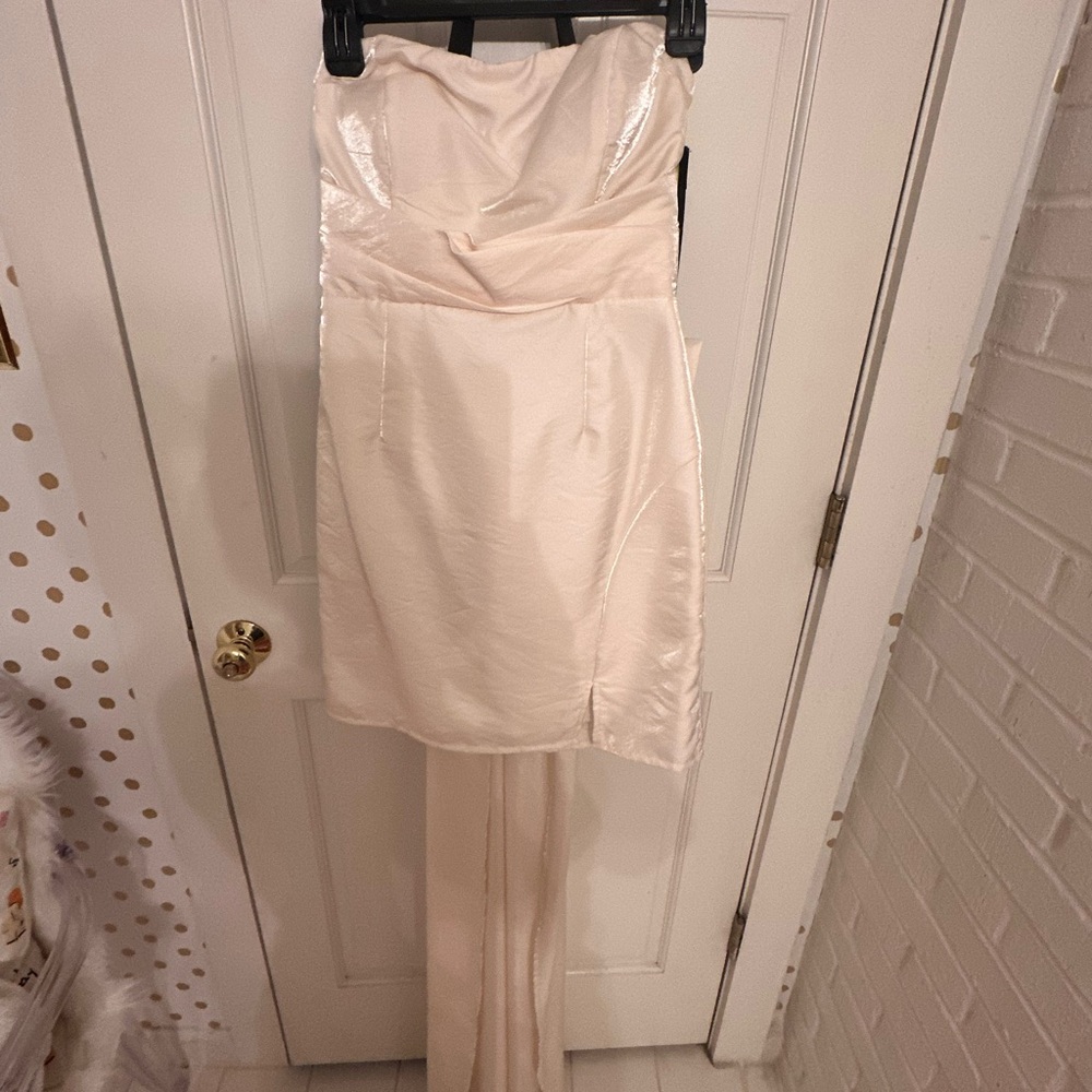 Women’s ivory satin strapless detachable bowback prom-wedding dress size small.